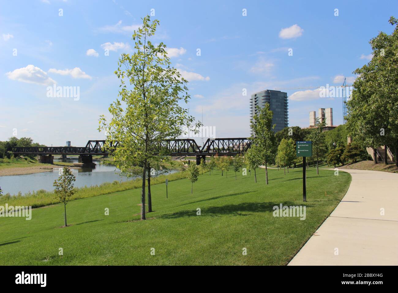 Sentiero del parco di Genova, palazzo del tribunale distrettuale, strade della città di Columbus, ponte ferroviario telaio alberi verdi in una soleggiata giornata primaverile Foto Stock