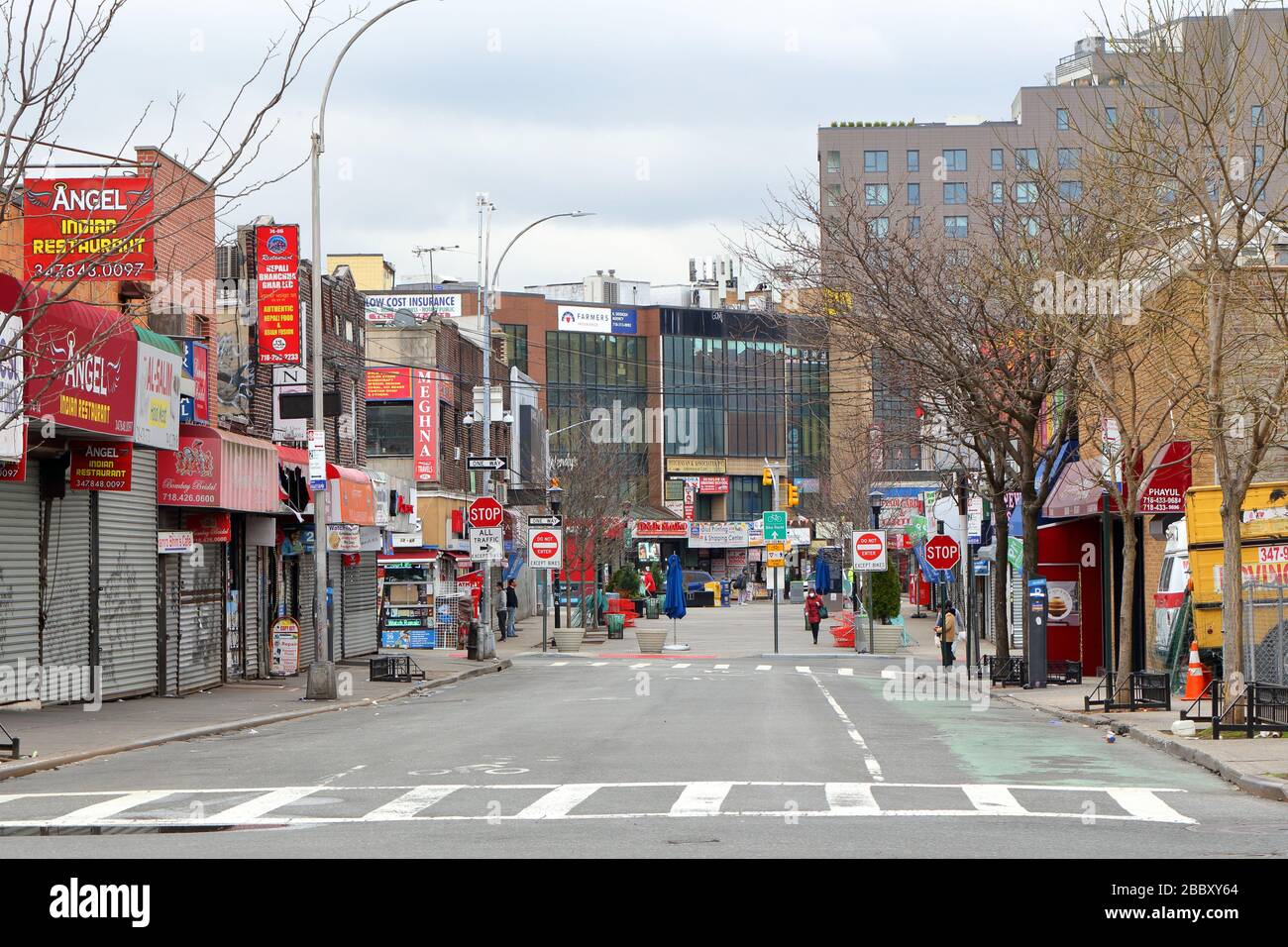 New York, NY, 31st marzo 2020. Storefronts shuttered lungo 37th Rd a Jackson Heights... PER ULTERIORI INFORMAZIONI, VEDERE LA DIDASCALIA COMPLETA Foto Stock