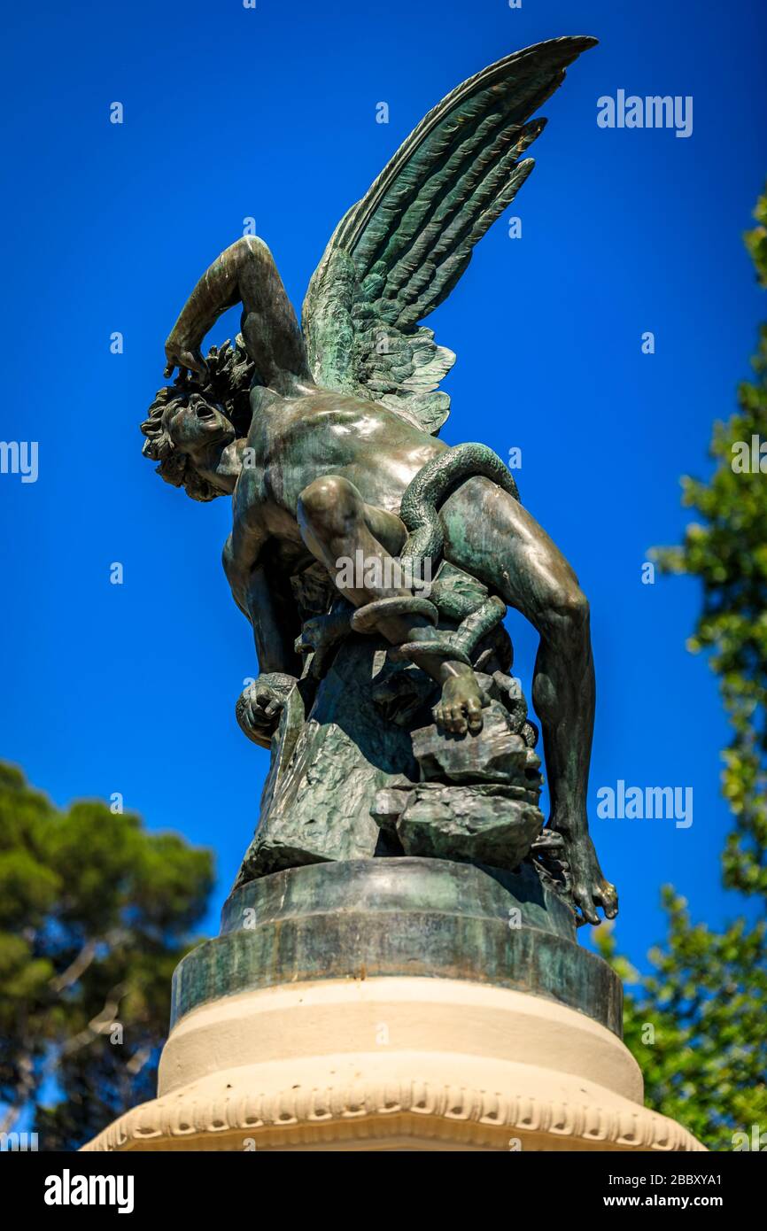 Primo piano della Fontana dell'Angelo caduto o Fuente del Angel Caio nel Parco del Buen Retiro di Madrid, Spagna inaugurato nel 1885 Foto Stock
