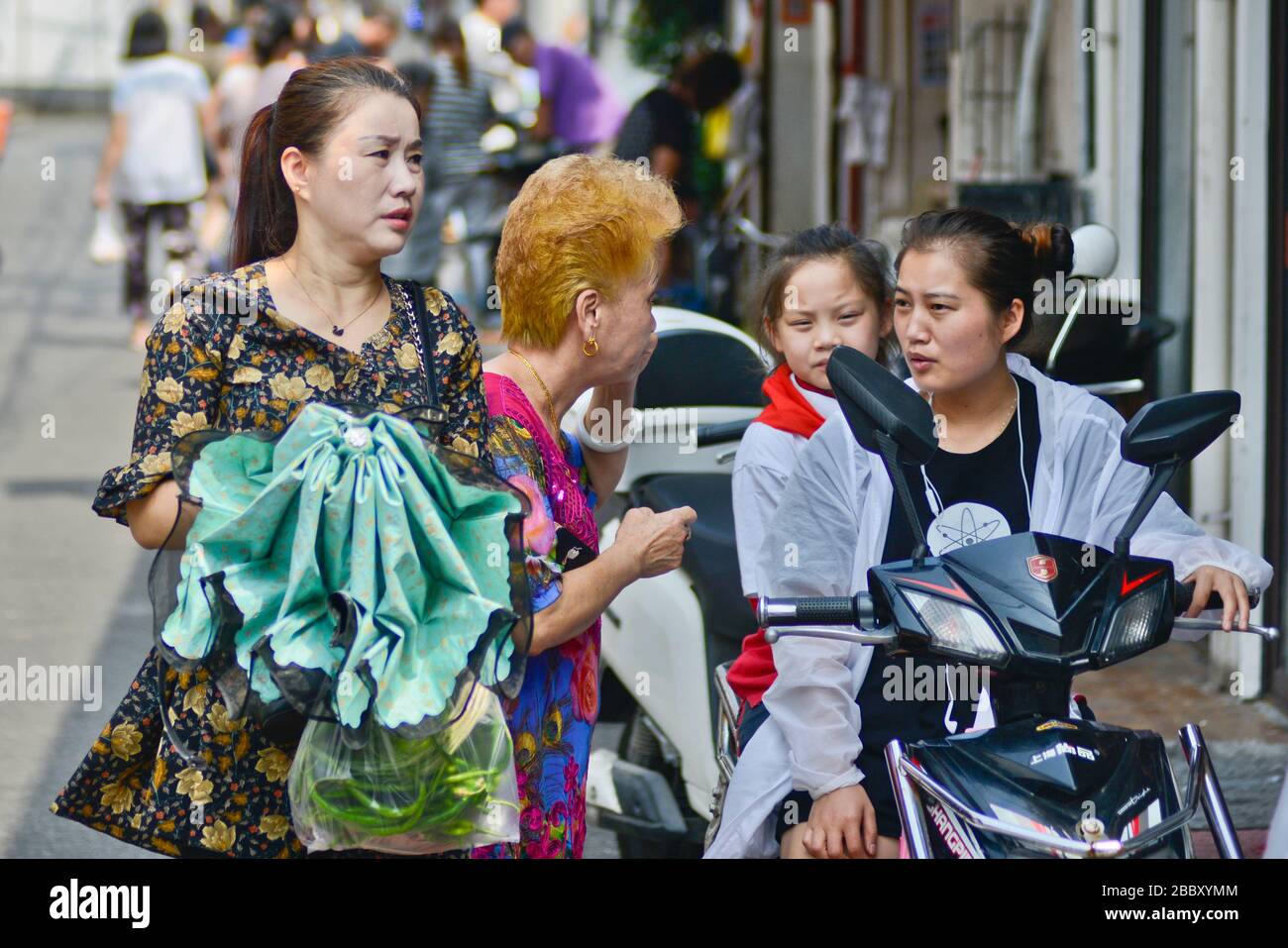 Donne cinesi nella città vecchia di Shanghai, Huangpu. Cina Foto Stock