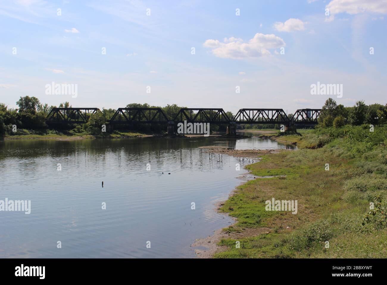 Sentiero del parco di Genova, palazzo del tribunale distrettuale, strade della città di Columbus, ponte ferroviario telaio alberi verdi in una soleggiata giornata primaverile Foto Stock