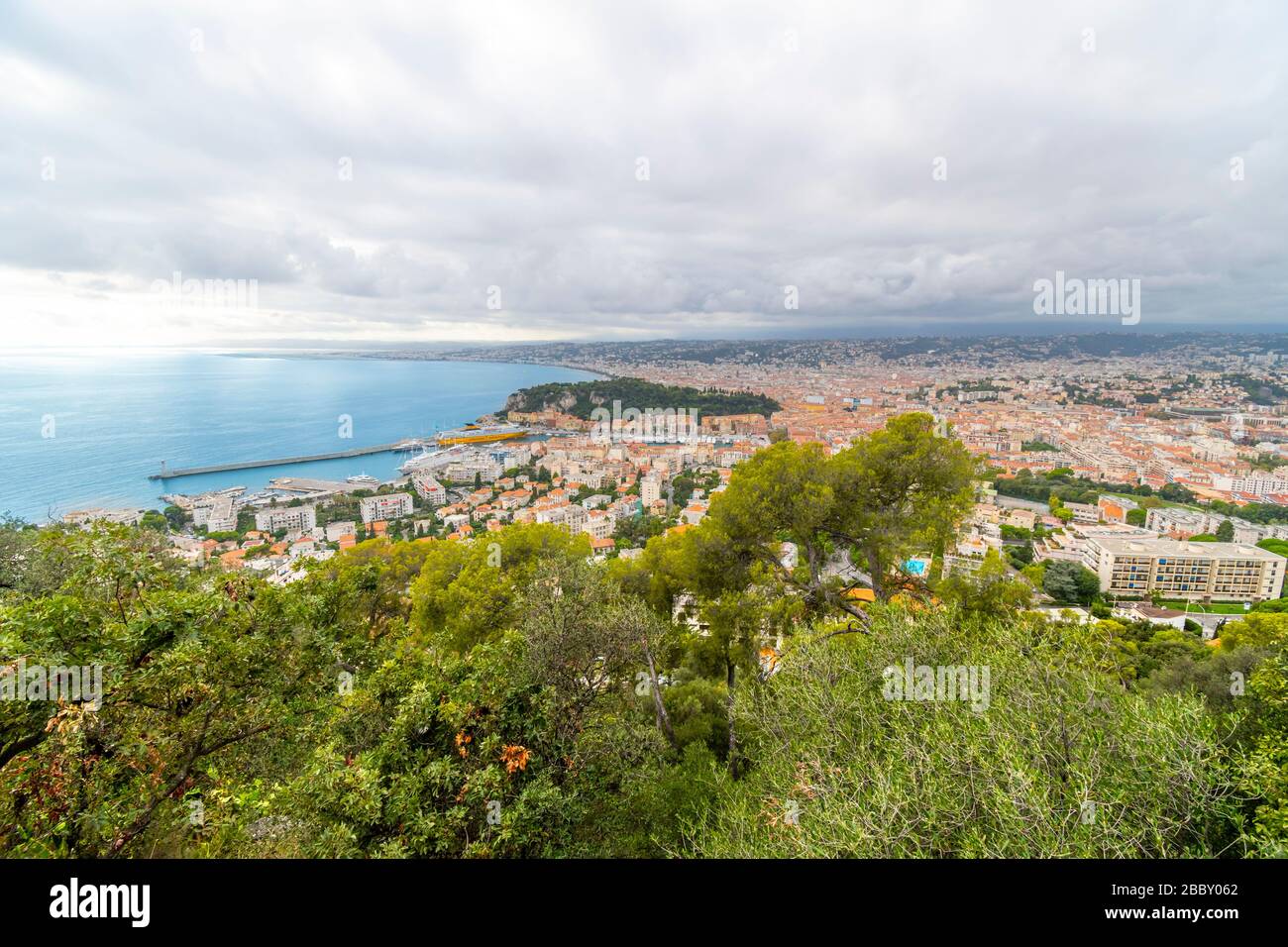 Vista dal punto panoramico del Mont Boron sulla città vecchia, sul Mar Mediterraneo, sul porto e sulla collina del Castello sulla costa riviera della Francia meridionale. Foto Stock
