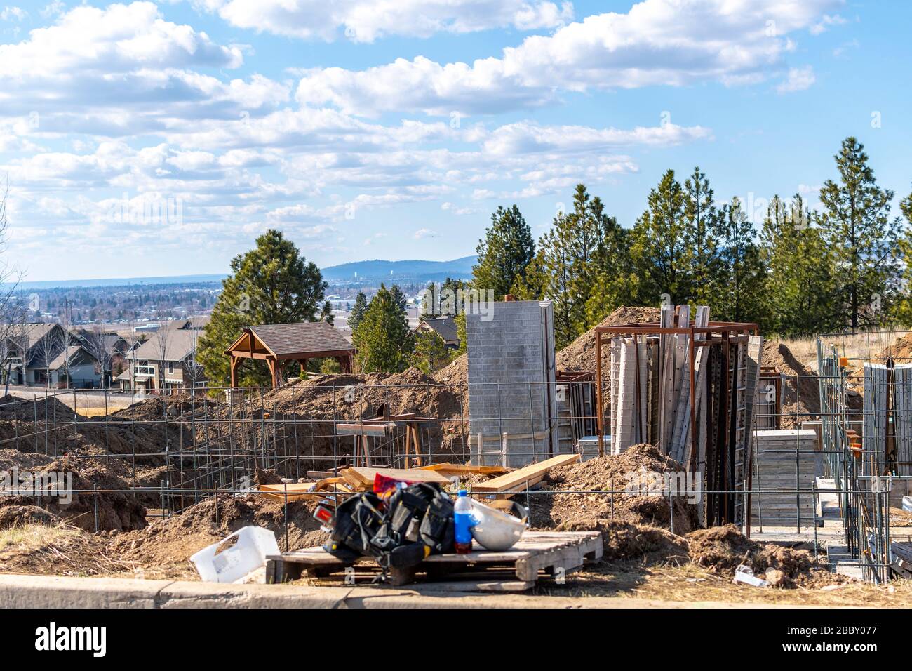 Un nuovo luogo abbandonato di lavoro domestico di costruzione in una suddivisione della collina vicino Spokane Washington, Stati Uniti. Foto Stock