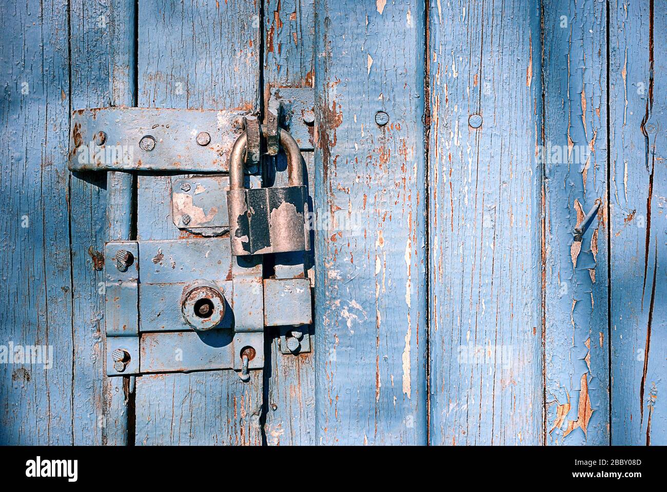 chiusura a chiave e lucchetto sulla vecchia porta Foto Stock