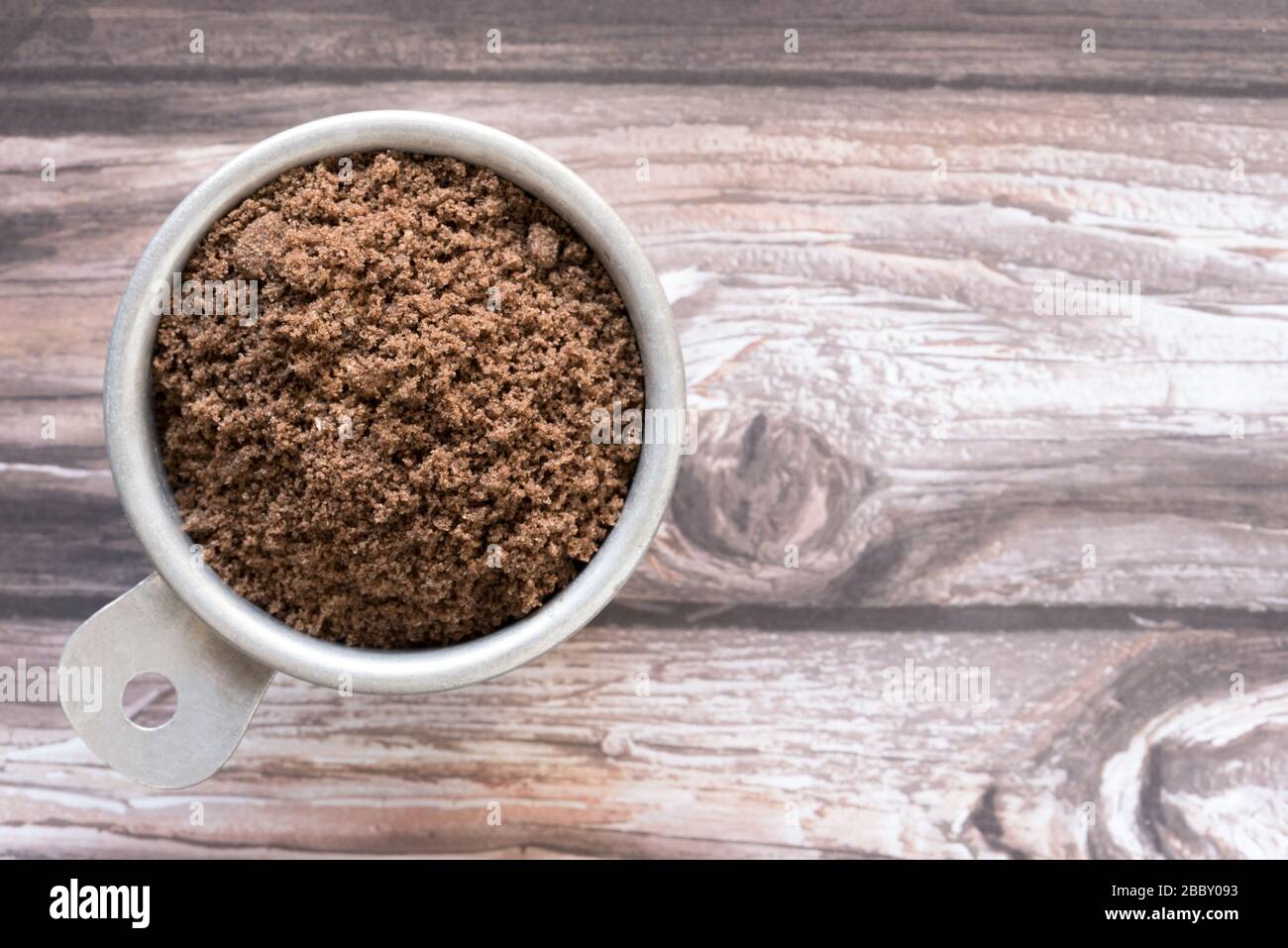 Base di manzo in una tazza di misurazione Foto Stock