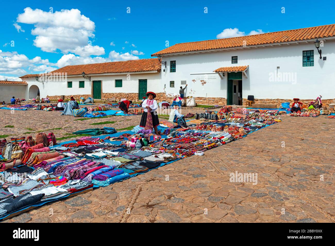 Locale Quechua indigeno tessile venditore in abbigliamento tradizionale sul mercato dell'arte e dell'artigianato di Chinchero, Cusco provincia, Perù. Foto Stock