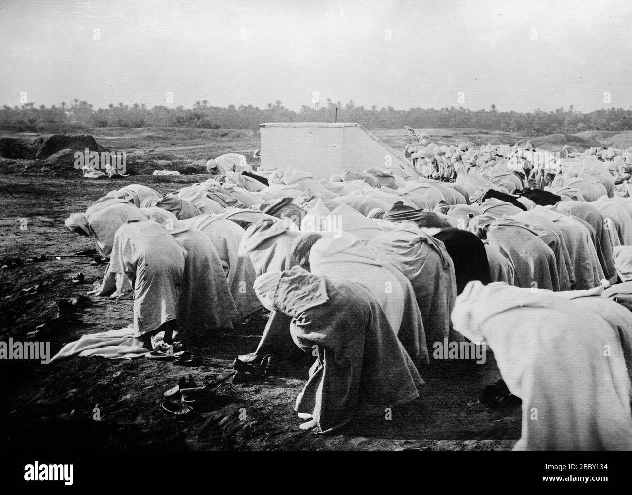 Uomini arabi che pregano nel deserto ca. 1910-1915 Foto Stock