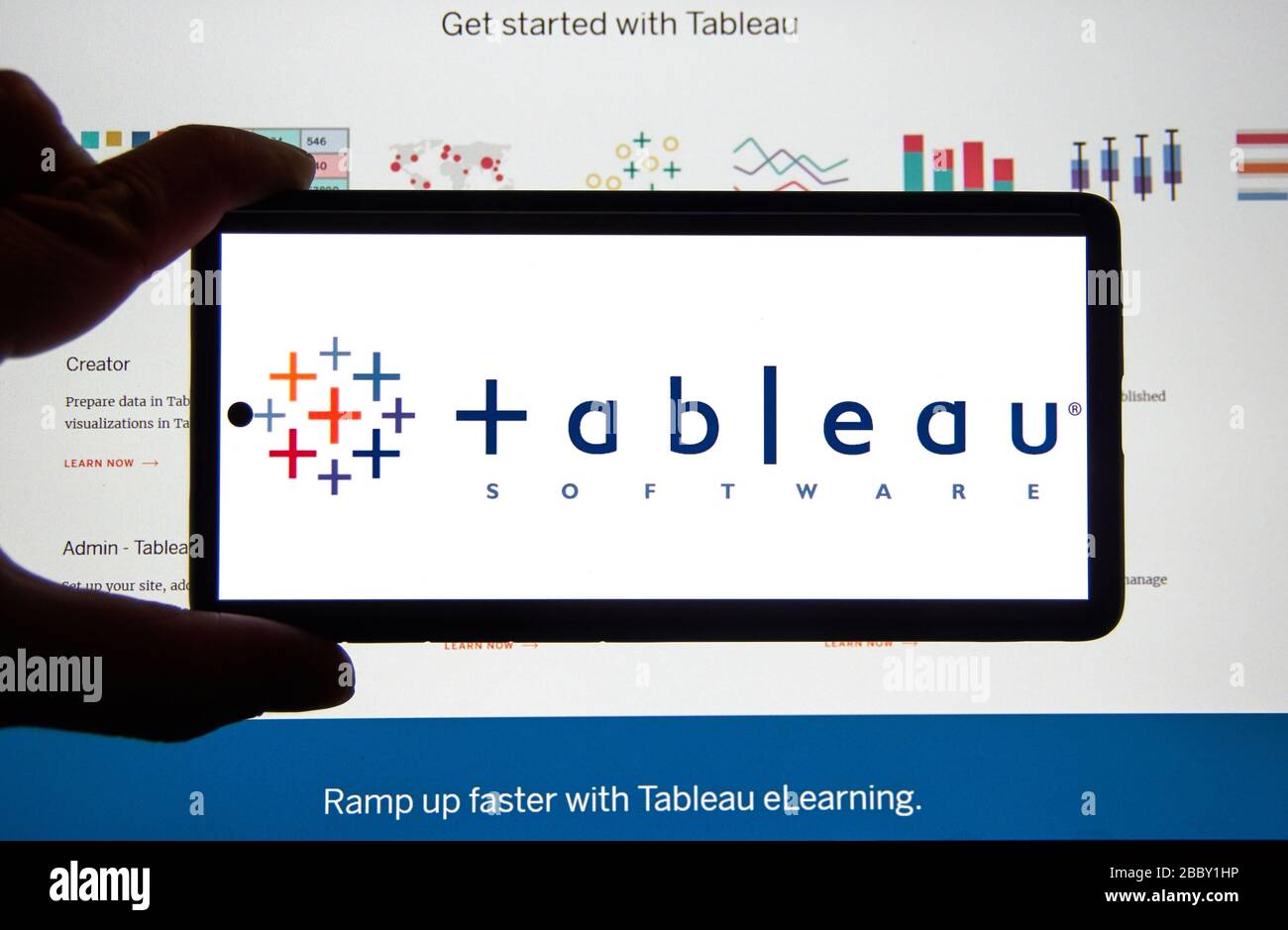 Montreal, Canada - 08 marzo 2020: Applicazione e logo tableau su un cellulare android su una carta. Tableau Software è un americano interattivo dati vi Foto Stock