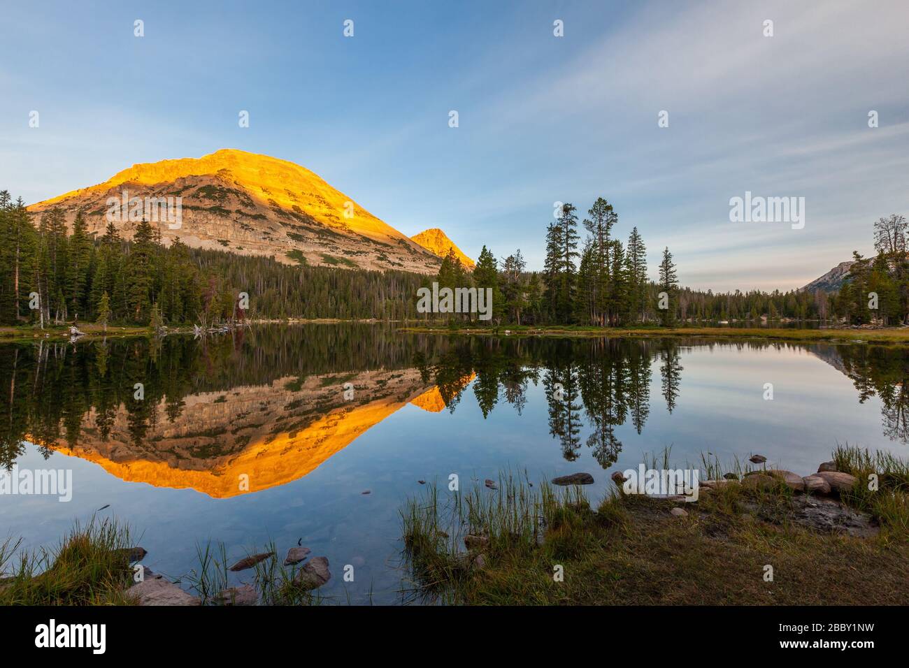 Alba sul monte Bald riflessa nel lago Mirror, Wasatch-cache National Forest, Uinta Mountains, Utah Foto Stock