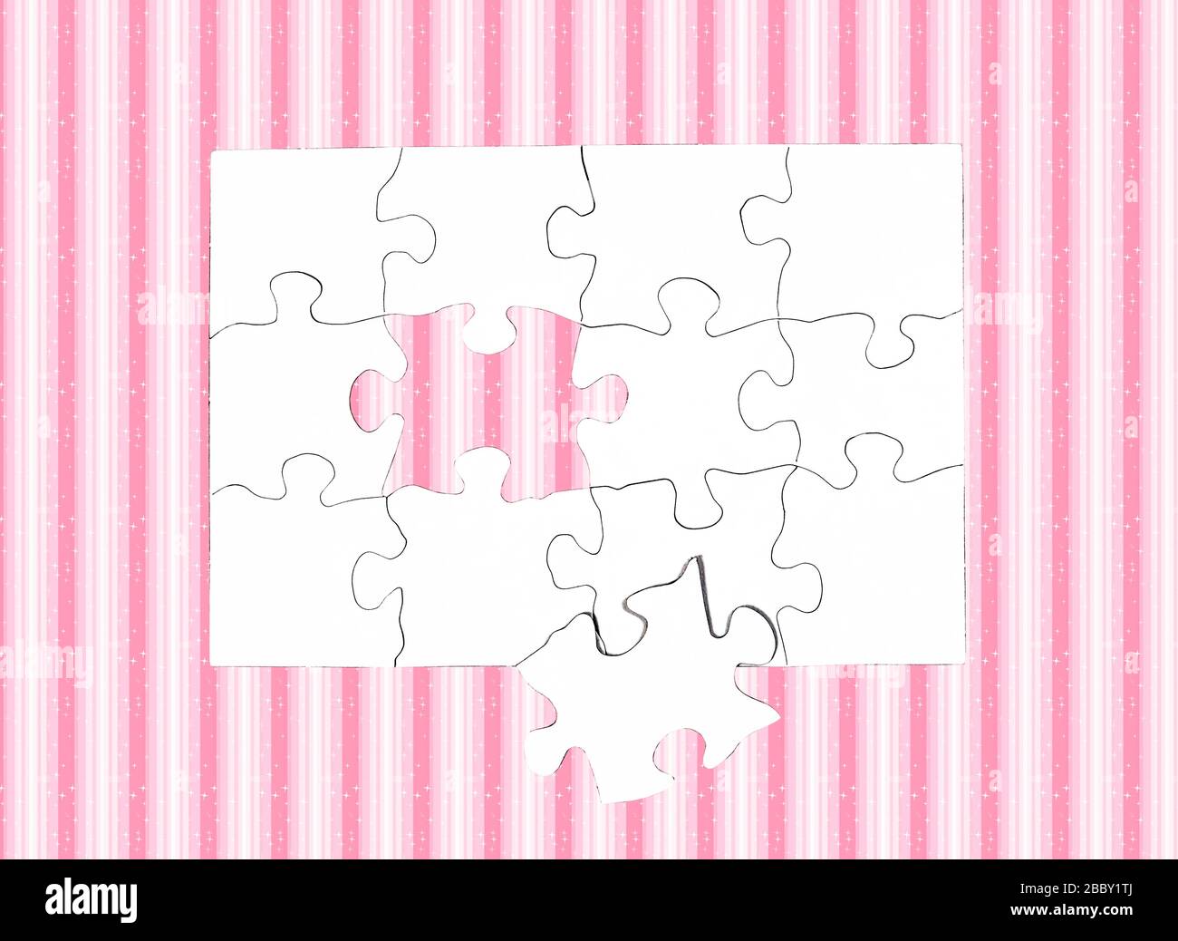 Vuoto bianco puzzle con un pezzo mancante al centro isolato su sfondo a strisce rosa e bianco Foto Stock