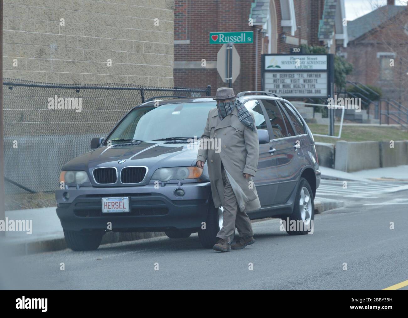 Worcester, Massachusetts, Stati Uniti. 1st Apr, 2020. Un uomo ha avvolto il suo volto con una sciarpa come suggerito dal presidente Trump, invece di usare maschere mediche appropriate durante il virus Corona, la pandemia di Covid-19. Nelle vicinanze dell'unità DCU Center è stato creato un ospedale di emergenza e il governatore Charles Baker ha appena fornito un resoconto della situazione attuale del virus allo stato. Credit: Kenneth Martin/ZUMA Wire/Alamy Live News Foto Stock