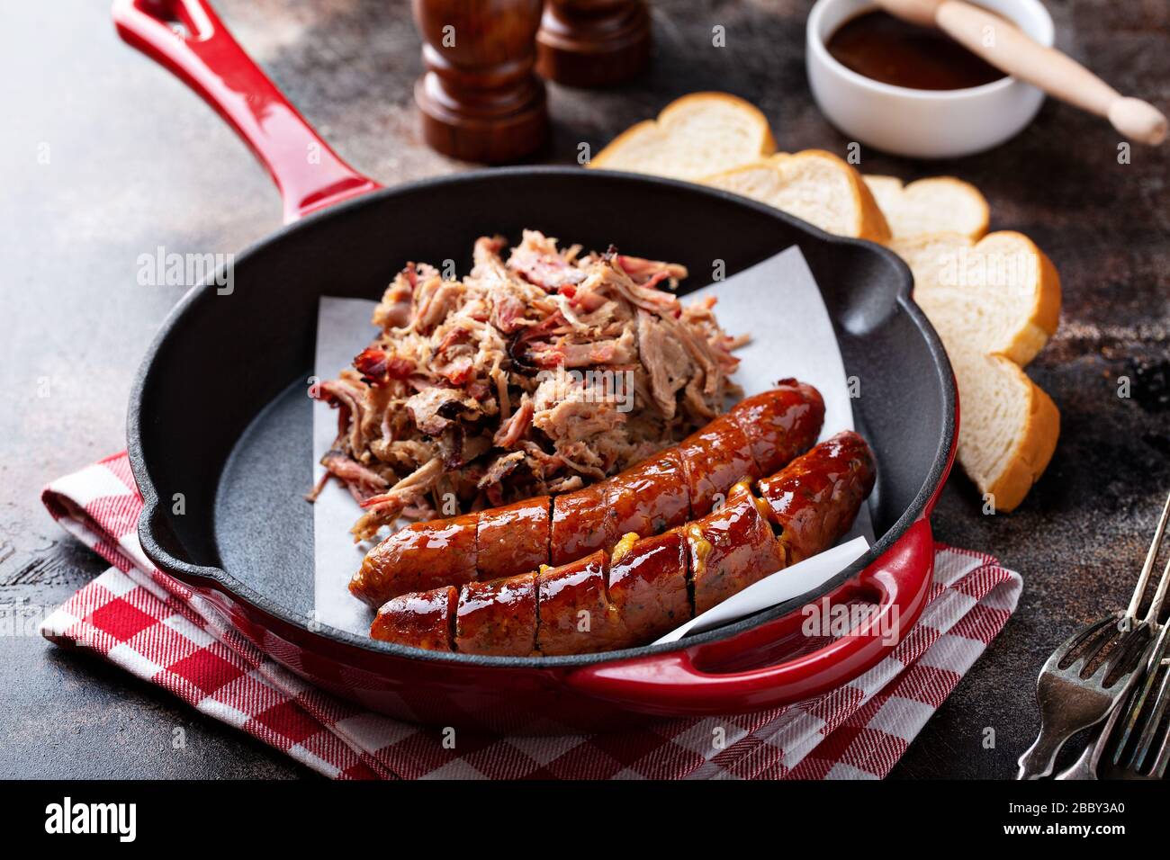 Maiale tirato con salsiccia di formaggio Foto Stock