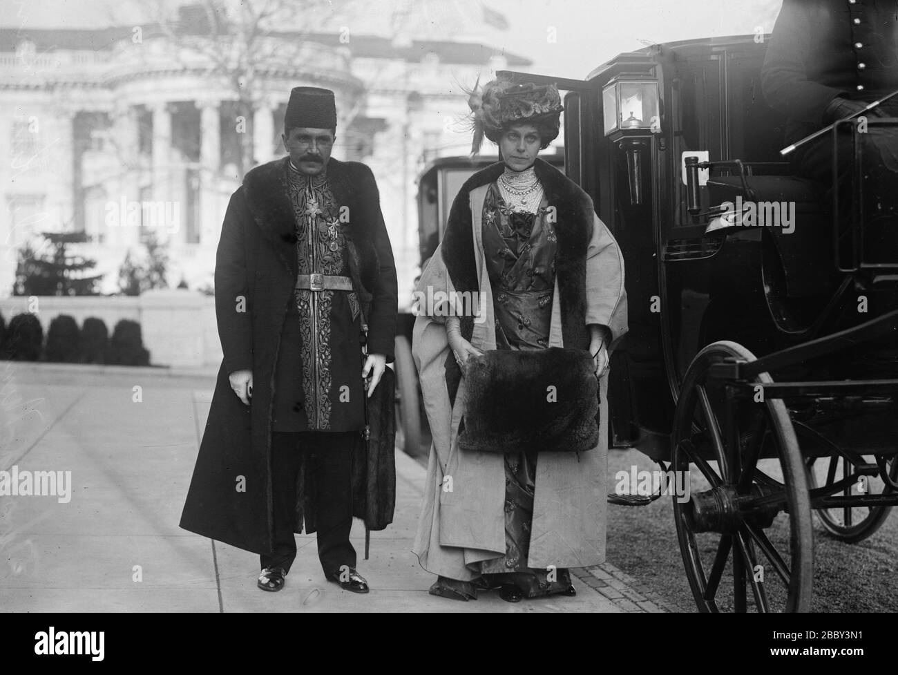 Mirza Ali Gholi (Kuli) Khan, Persiano Charge d'Affairs negli Stati Uniti, e sua moglie Florence Breed, di fronte alla Casa Bianca ca. 1913 Foto Stock