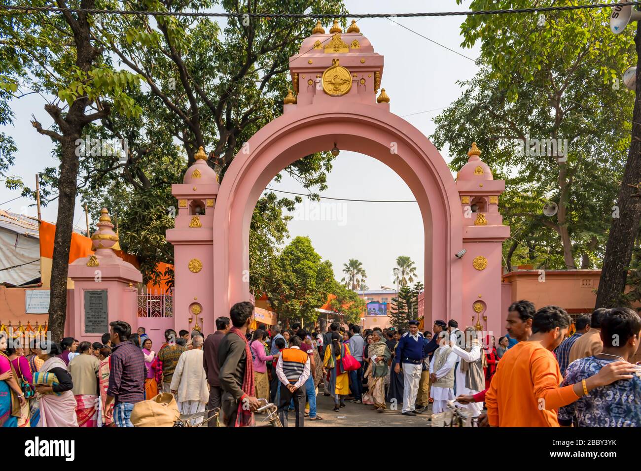 Le persone sono riuniti per Kolpotoru Utsab, a Cossipore Garden House o Udyanbati, presente Ramakrishna Math in Kolkata, West Bengal, India il 1 gennaio Foto Stock