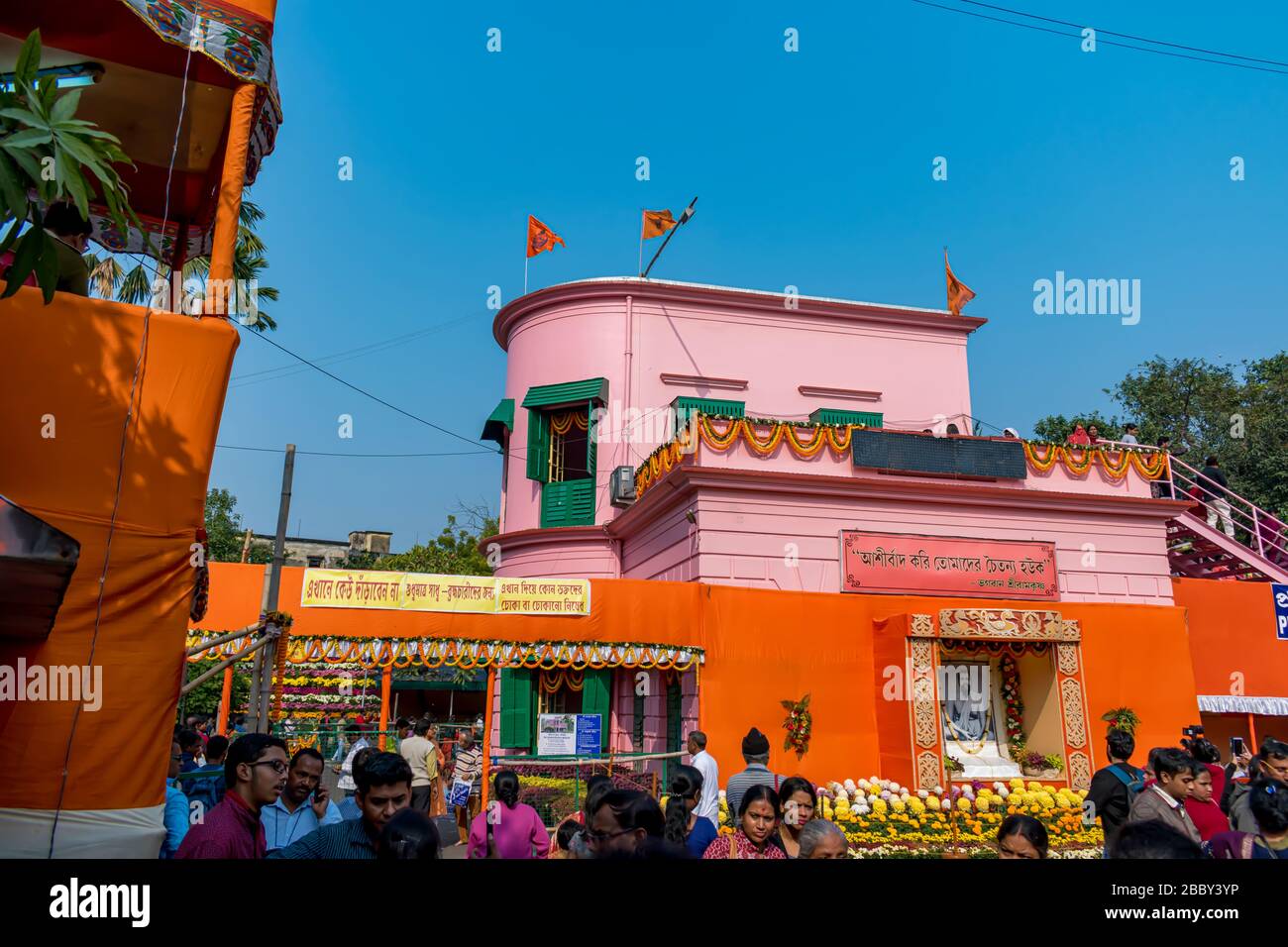 Le persone sono riuniti per Kolpotoru Utsab, a Cossipore Garden House o Udyanbati, presente Ramakrishna Math in Kolkata, West Bengal, India il 1 gennaio Foto Stock