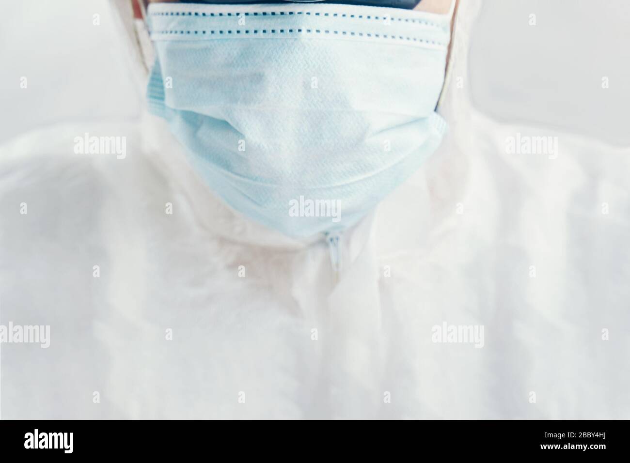 Virologo. L'uomo o la donna metà viso sono protetti da maschera e bio-seme. Foto Stock