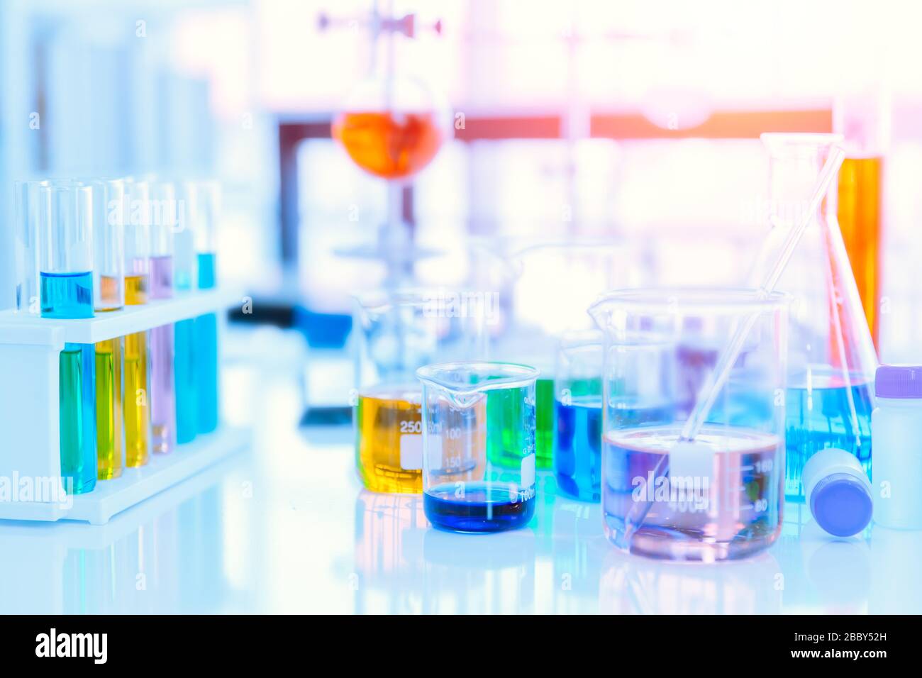 Matraccio di vetro in laboratorio di ricerca Science Chemical o Medical con liquido colorato per sfondo Foto Stock