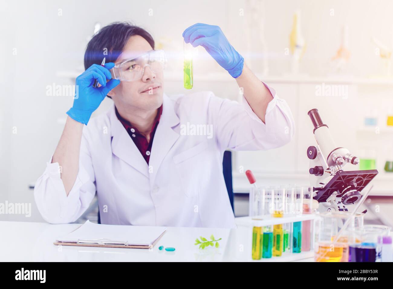 Scienziato orgoglioso e guardando al successo di scoprire nuovo estratto di droga dalla foglia verde in bioscience Lab. Foto Stock