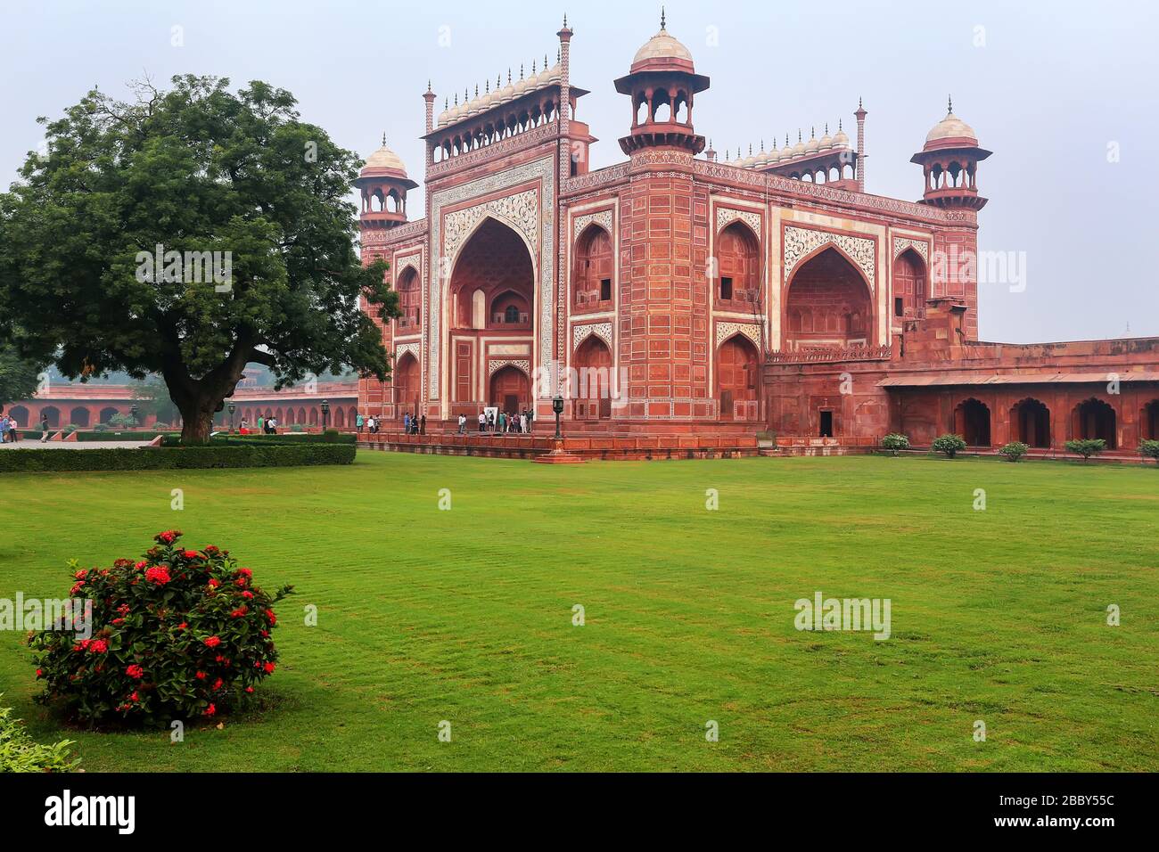 Darwaza-i-Rauza (Porta grande) in Chowk-ho Jilo Khana cortile, Taj Mahal complessa, Agra, India. Il gate è l'ingresso principale alla tomba. Foto Stock