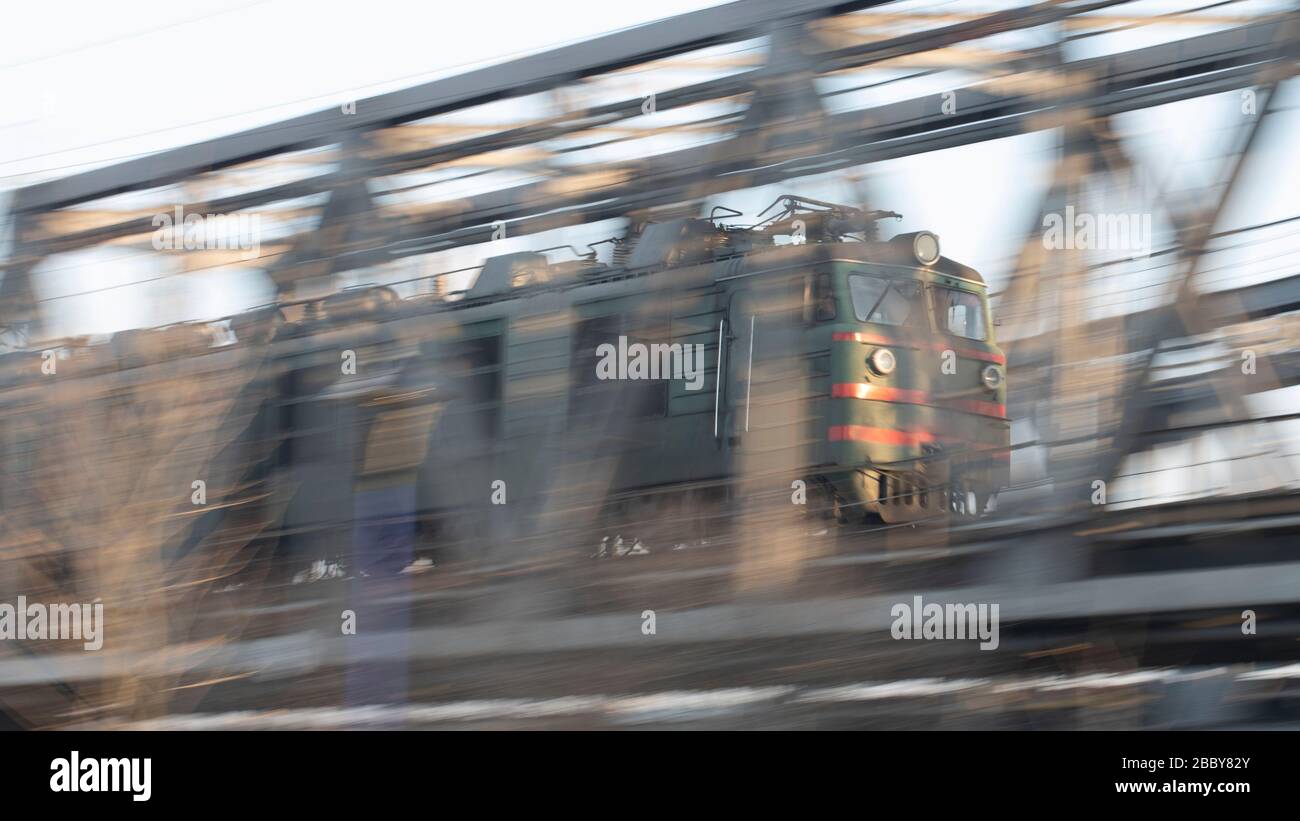 Il treno ad alta velocità passa attraverso il ponte. Foto Stock