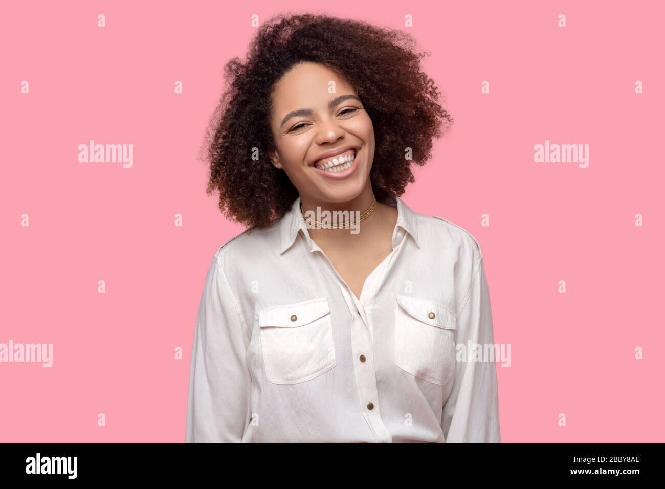 Giovane adulto mulatto donna con un bel sorriso. Foto Stock