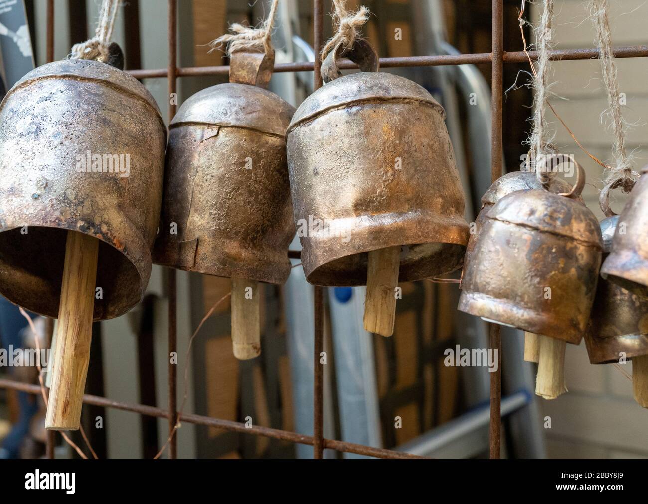 Lantern gong stile campane appese a corda sul muro in vendita Foto Stock