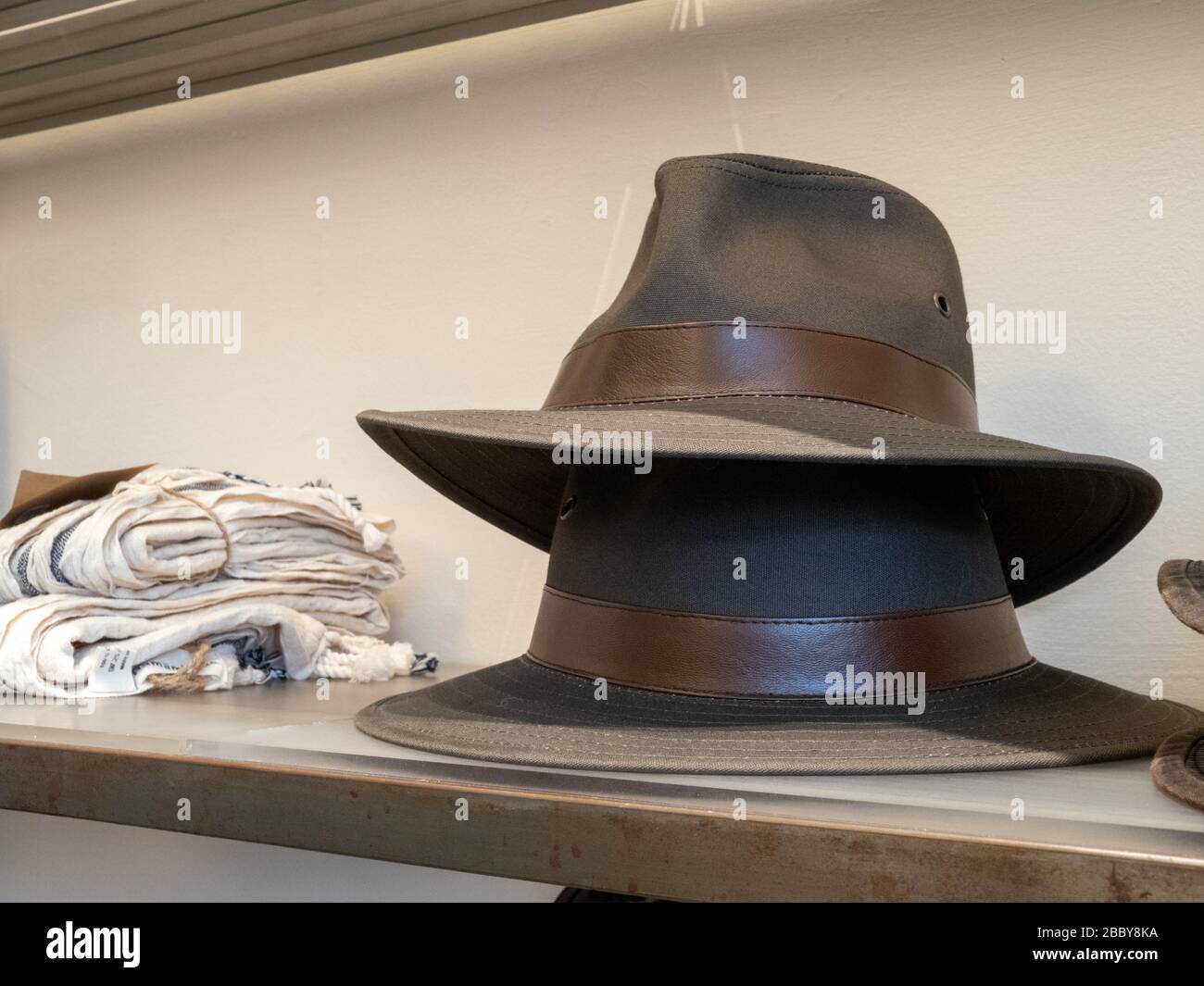 Stack di due cappelli fedora in mostra nella sezione dei vestiti del grande magazzino Foto Stock