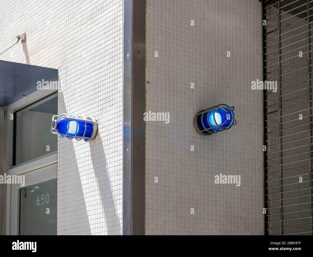 Due luci di sicurezza blu di attenzione sull'angolo dell'edificio esterno Foto Stock
