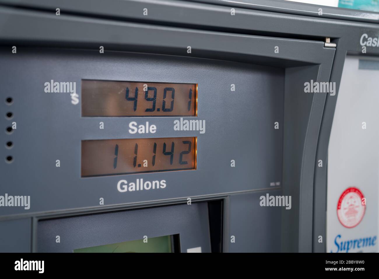 Primo piano della pompa della stazione di benzina con galloni e l'importo del dollaro Foto Stock