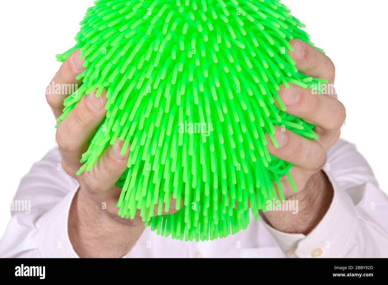 Virus come la sfera di gomma morbida tenuta da un uomo adulto Foto Stock