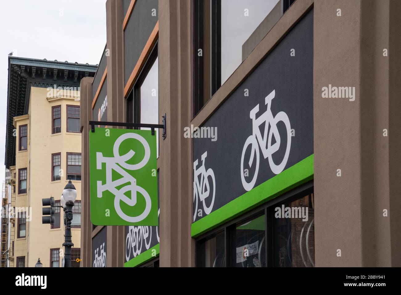 Simboli delle biciclette all'esterno del parcheggio del magazzino in ambiente urbano Foto Stock