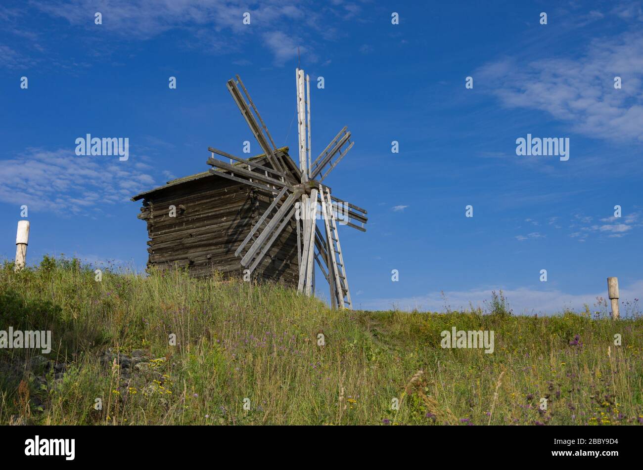 Legno mil nel museo storico ortodosso Kizhi. Isola Carelia Omega. Paese del Nord Russia. Erba verde nel prato. Patrimonio mondiale dell'UNESCO. Stile rustico Foto Stock