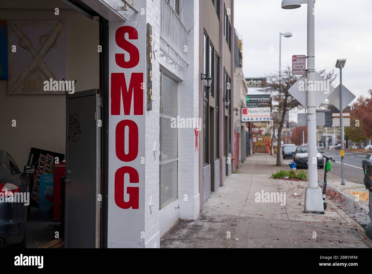 Garage per riparazione auto con smog dipinto all'ingresso Foto Stock