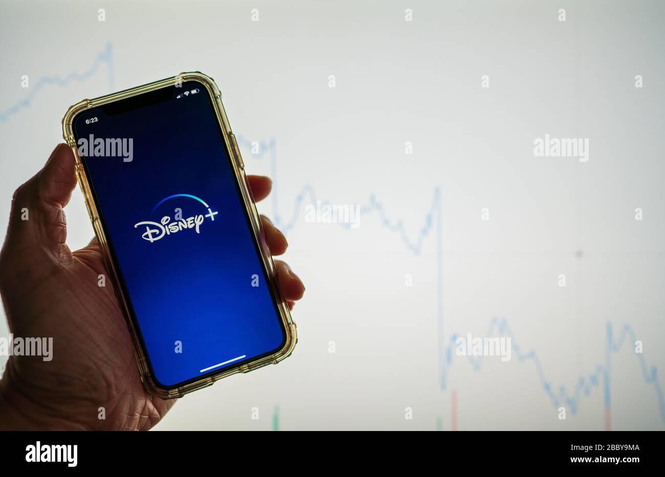 L'app mobile Disney Plus Disney ha tenuto contro una tabella di borsa bianca che scende in valore Foto Stock