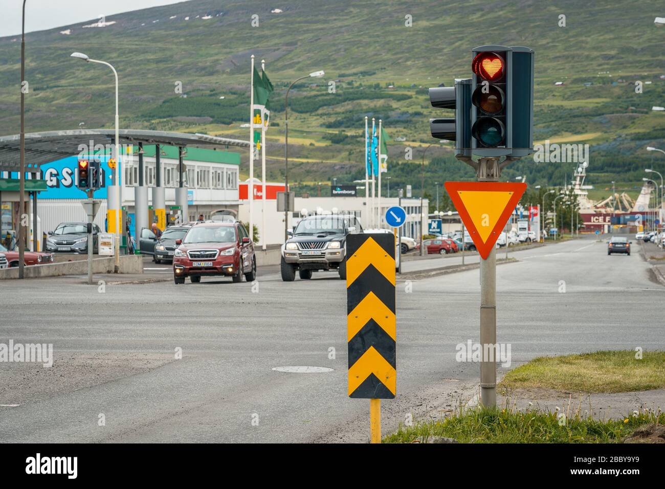 Akureyri, Islanda - Love Heart a forma di luce rossa sul semaforo Foto Stock
