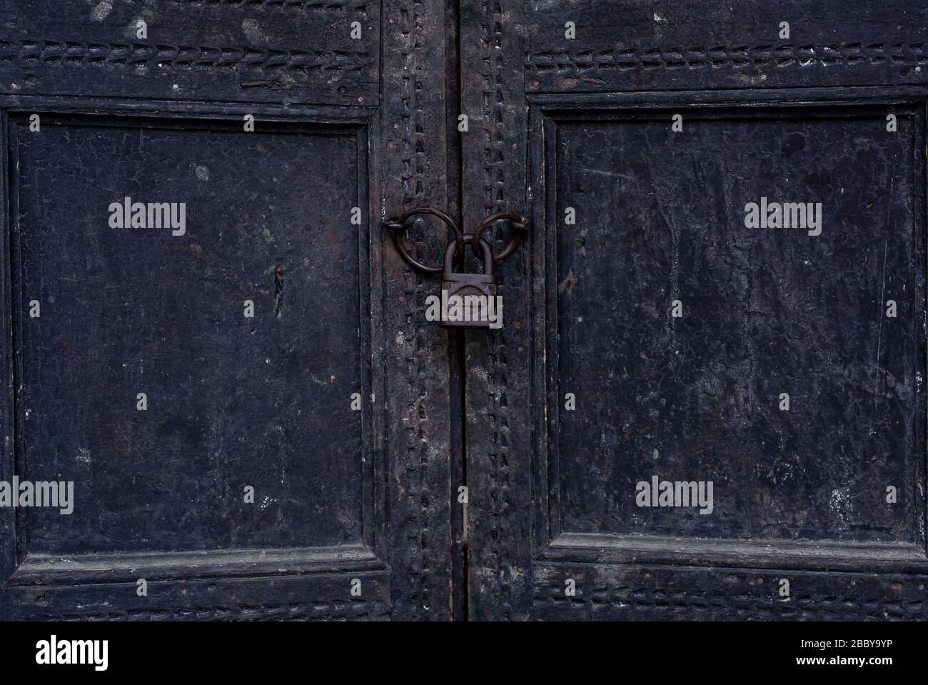 Vecchio lucchetto al cancello per tenere le persone fuori Foto Stock