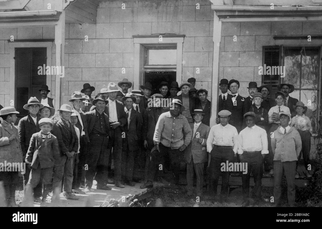Jack Johnson camp- W. Burns, C. Respress, Perkins, T. Cannon, C. o' Malley ca. 1910-1915 Foto Stock