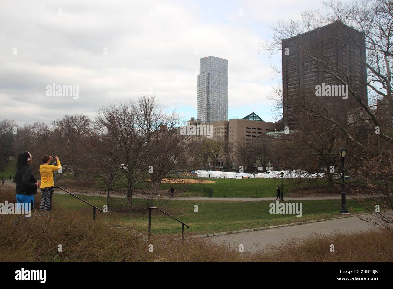 31 marzo 2020, USA, New York: Un ospedale temporaneo è in costruzione a Central Park a causa della pandemia di coronavirus. Foto: Christina Horsten/dpa Foto Stock