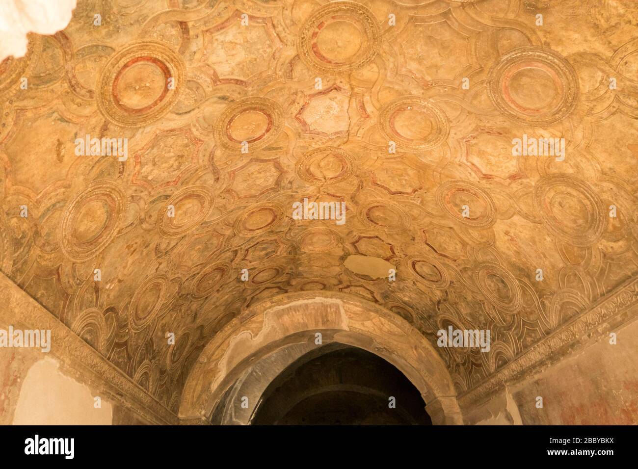 Vista sul soffitto all'interno delle Terme Stabiane di Pompei, Italia Foto Stock