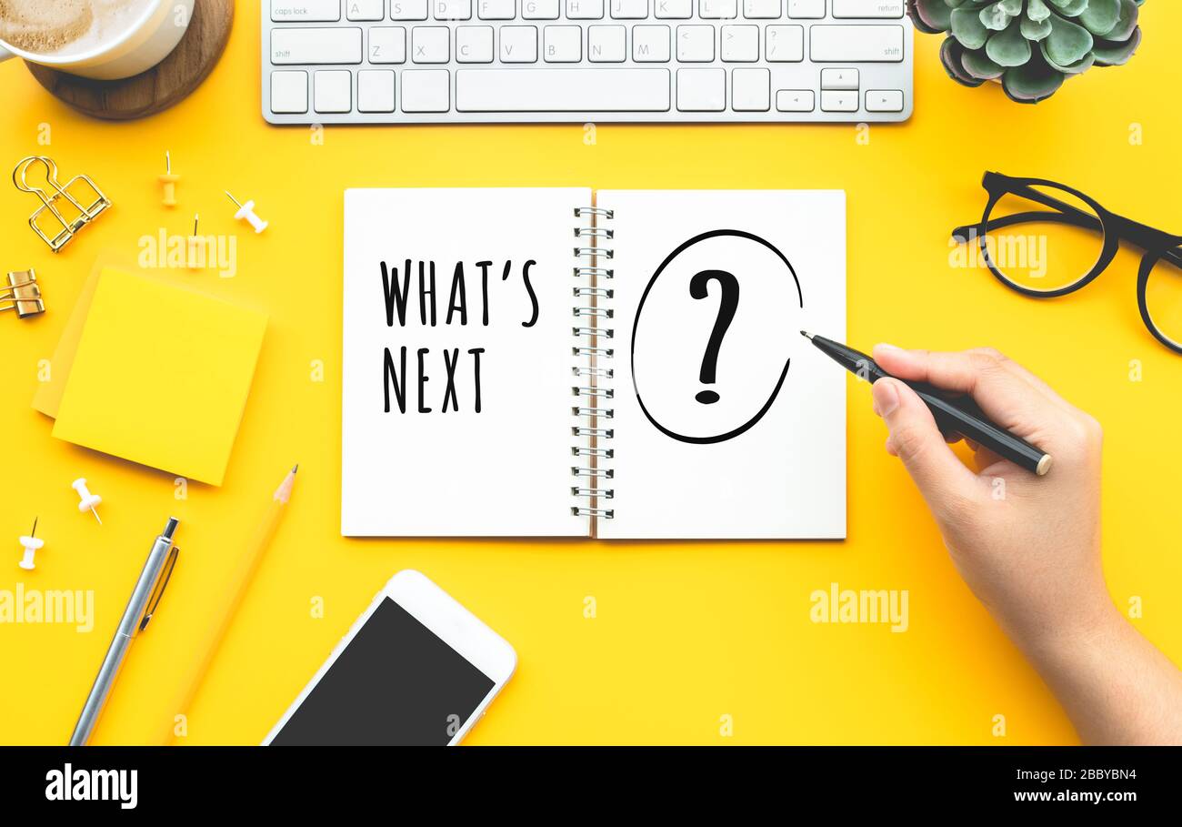 Concetti di ispirazione aziendale con la scrittura donna cosa c'è di nuovo? Testo su papernote.strategia e visione per il lavoro Foto Stock