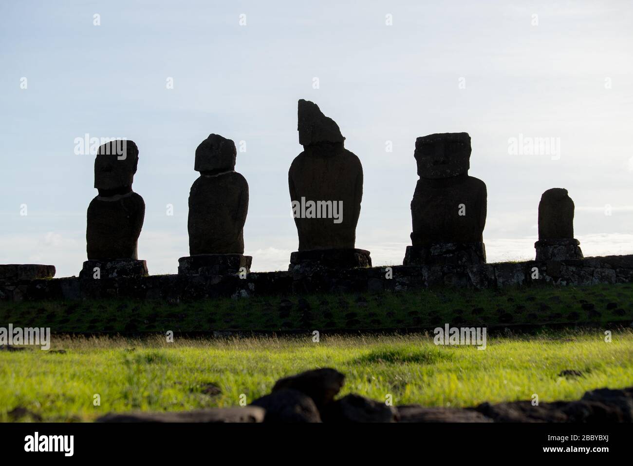 Silhouette di alcune statue giganti dell'Isola di Pasqua. Il moai di AHU Vai Ure, Hanga Roa, Isola di Pasqua, Cile Foto Stock