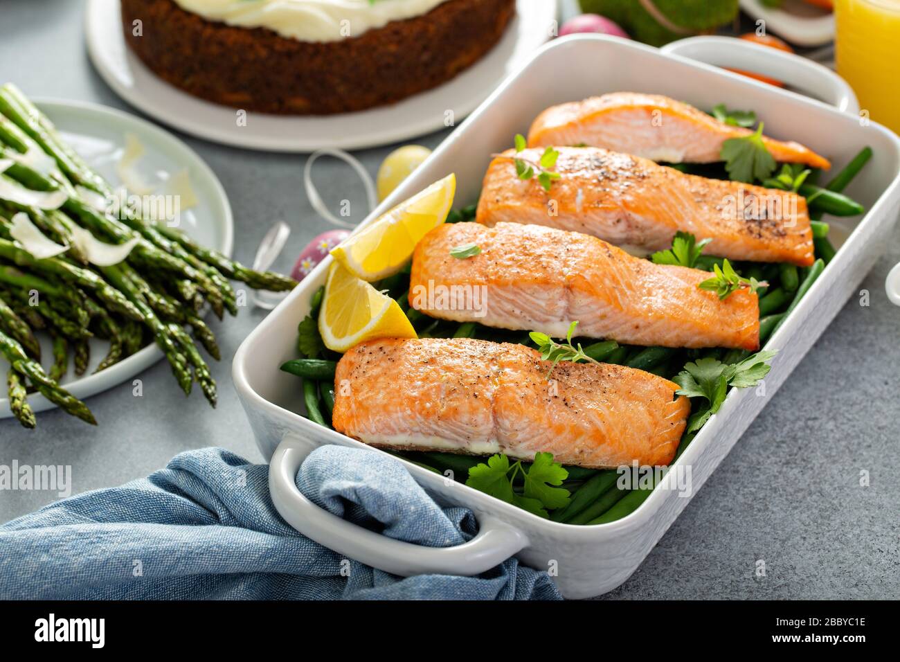 Salmone e fagioli verdi per Pasqua Foto Stock