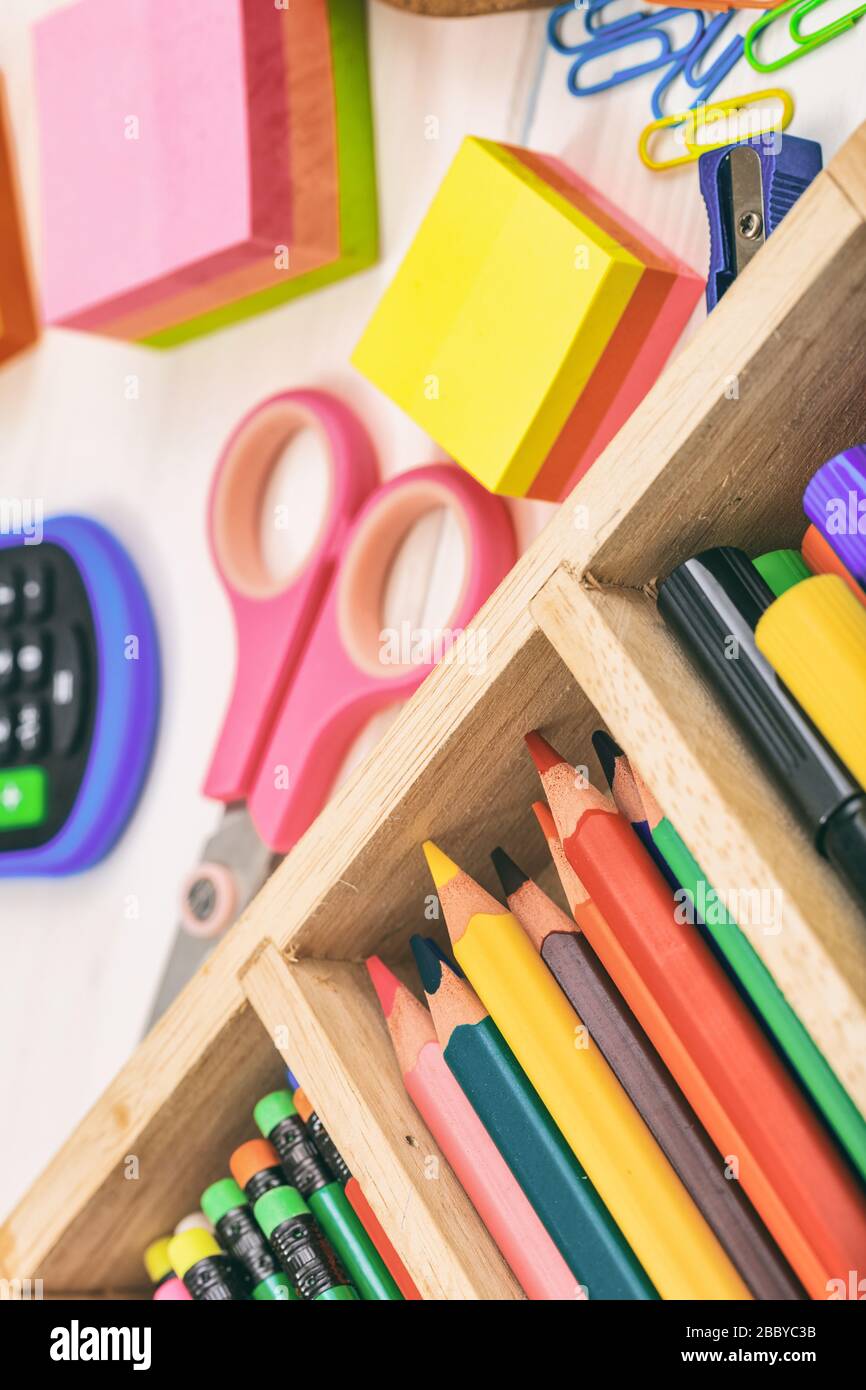Forniture scolastiche, sfondo in legno, vista sul closeup. Torna a scuola, Kid creativo e concetto di istruzione. Foto Stock