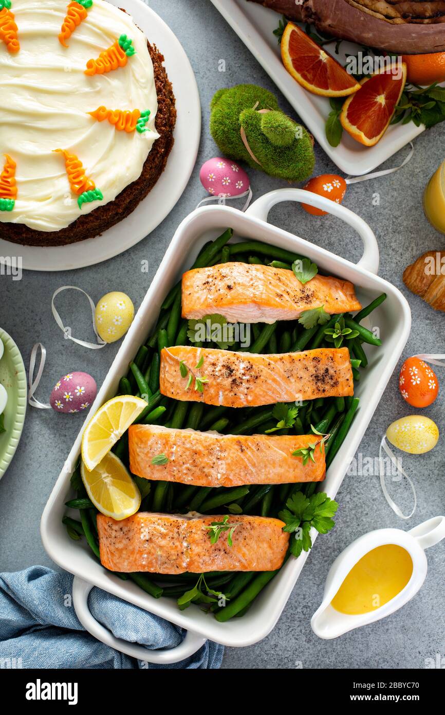 Salmone e fagioli verdi per Pasqua Foto Stock