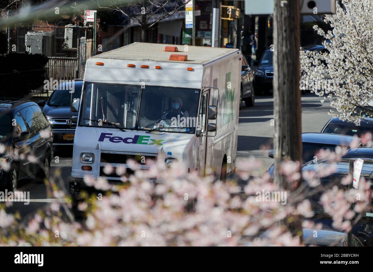 New York, Stati Uniti. 1st Apr, 2020. Un conducente che indossa la maschera guida un veicolo per la consegna in un'area di residenza nel Queens di New York, Stati Uniti, 1° aprile 2020. Gli Stati Uniti il mercoledì sono diventati la prima nazione con più di 200.000 infezioni da COVID-19, secondo un nuovo tally della Johns Hopkins University. Credito: Wang Ying/Xinhua/Alamy Live News Foto Stock