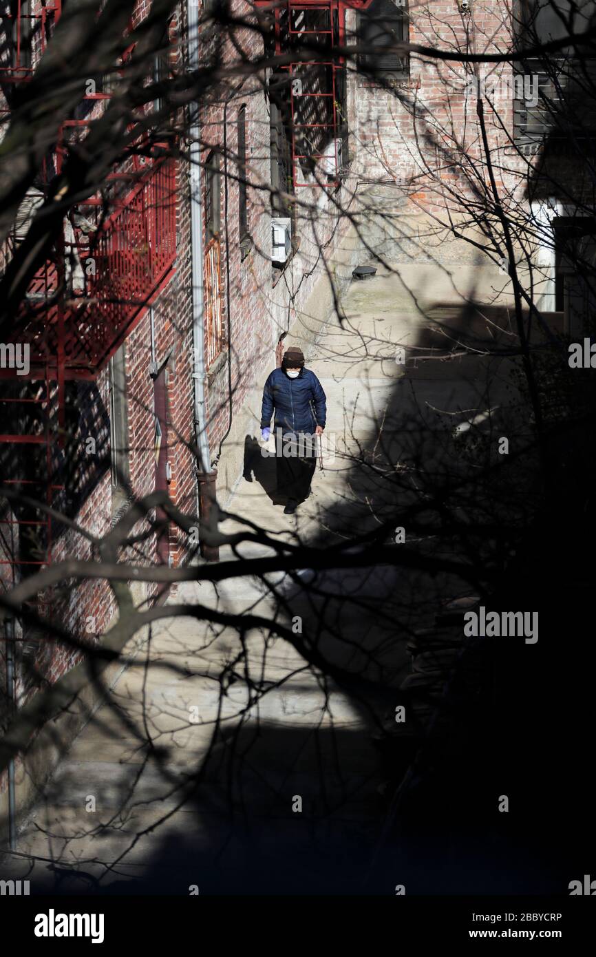 New York, Stati Uniti. 1st Apr, 2020. Un residente fa una passeggiata nel complesso di un palazzo di residenza nel Queens di New York, gli Stati Uniti, 1 aprile 2020. Gli Stati Uniti il mercoledì sono diventati la prima nazione con più di 200.000 infezioni da COVID-19, secondo un nuovo tally della Johns Hopkins University. Credito: Wang Ying/Xinhua/Alamy Live News Foto Stock