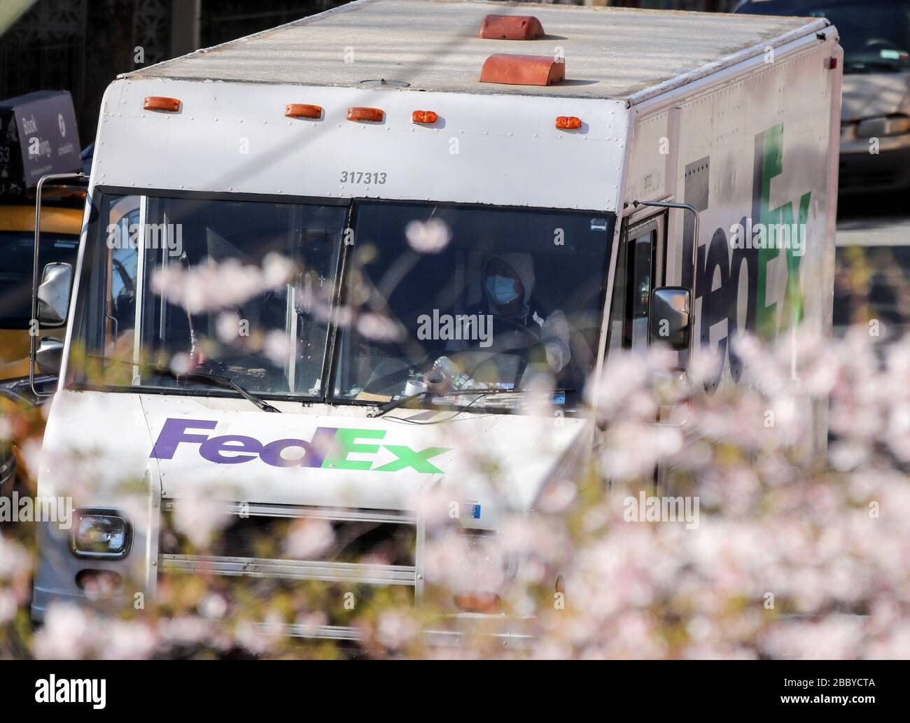 New York, Stati Uniti. 1st Apr, 2020. Un conducente che indossa la maschera guida un veicolo per la consegna in un'area di residenza nel Queens di New York, Stati Uniti, 1° aprile 2020. Gli Stati Uniti il mercoledì sono diventati la prima nazione con più di 200.000 infezioni da COVID-19, secondo un nuovo tally della Johns Hopkins University. Credito: Wang Ying/Xinhua/Alamy Live News Foto Stock