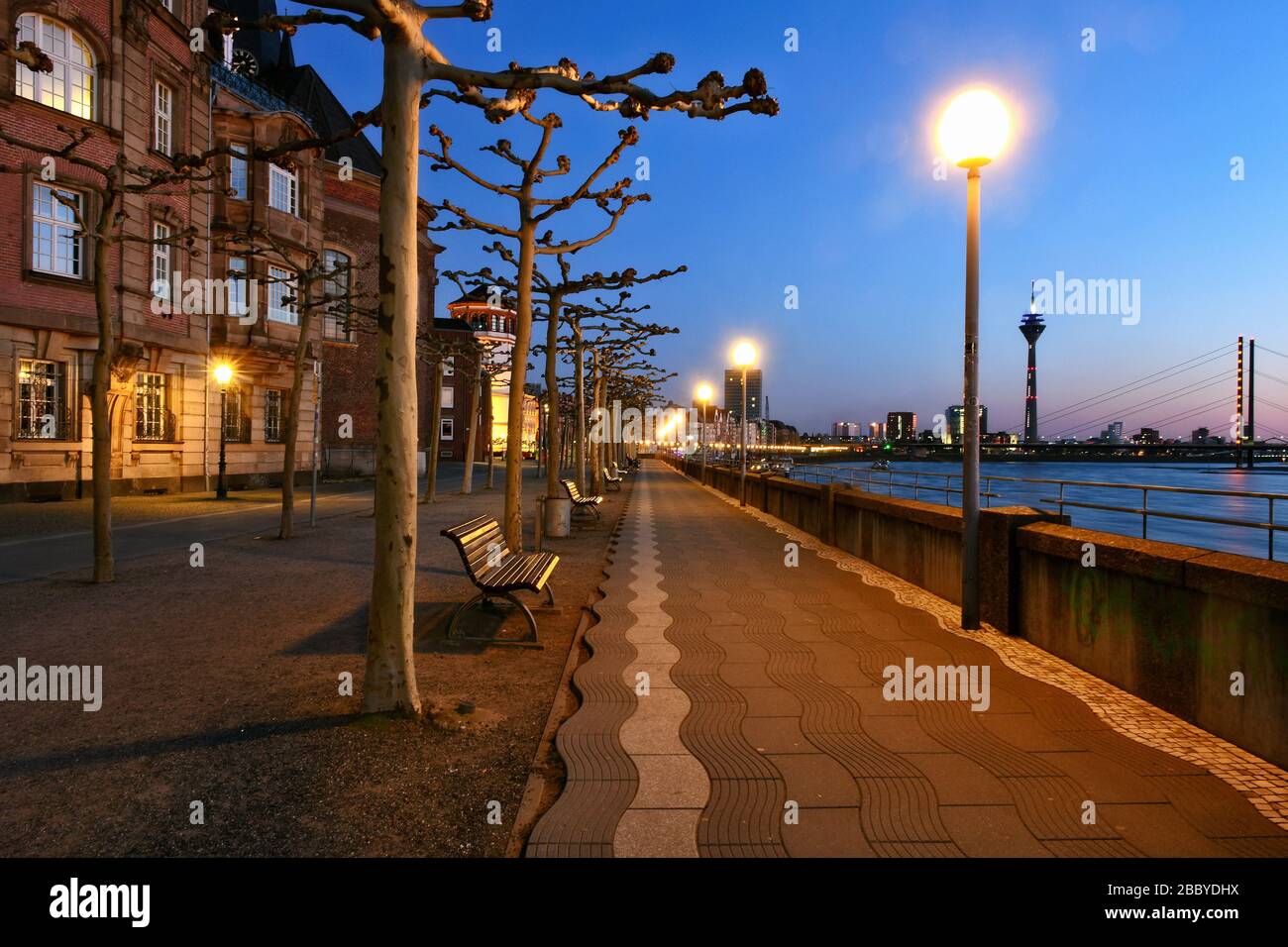 Strade vuote la sera a Düsseldorf durante la crisi del Corona, passeggiata sul Reno. Foto Stock