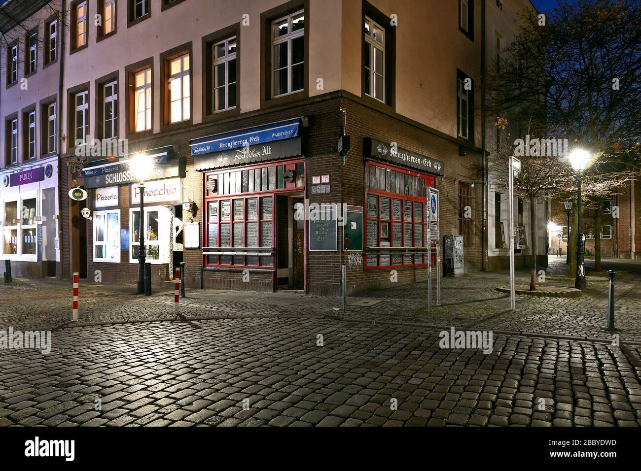 Strade vuote la sera a Dusseldorf durante la crisi corona, Kreuzherren Eck, Ratinger Strasse. Foto Stock