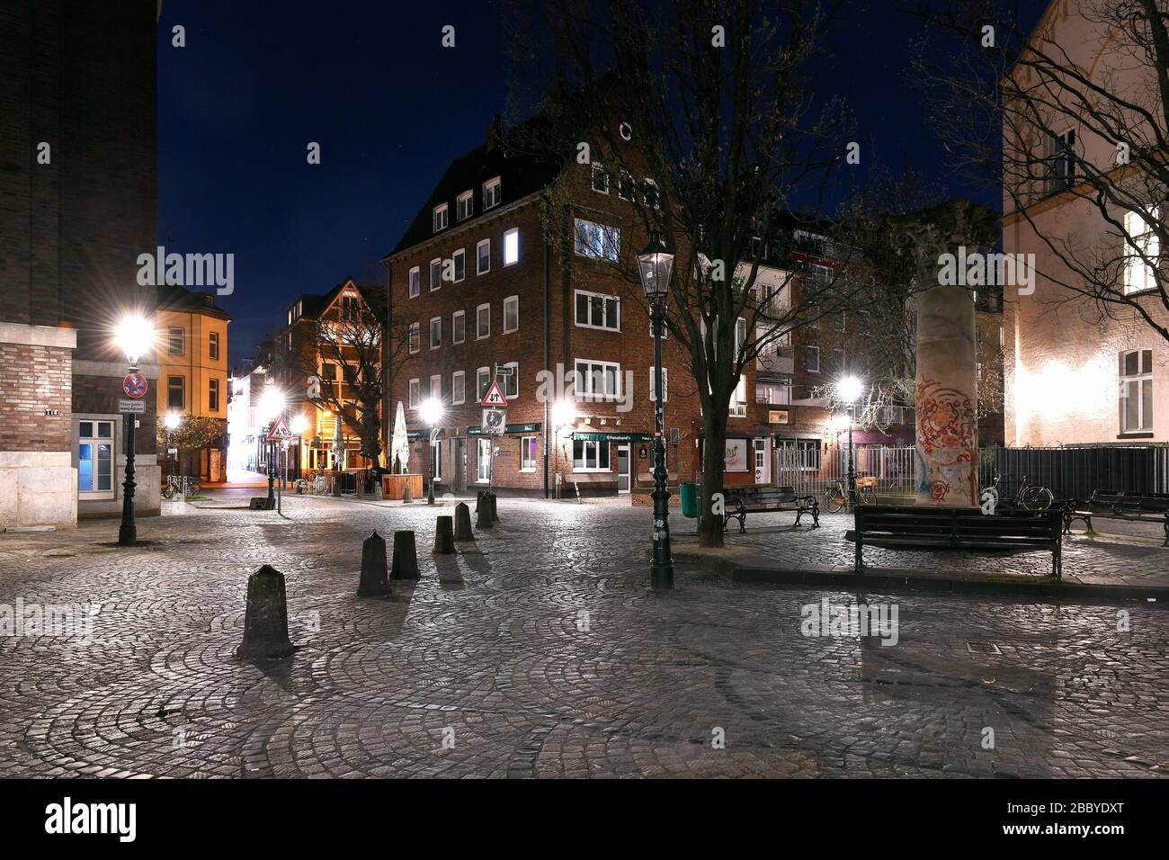 Strade vuote la sera a Dusseldorf durante la crisi del Corona, Liefergasse. Foto Stock